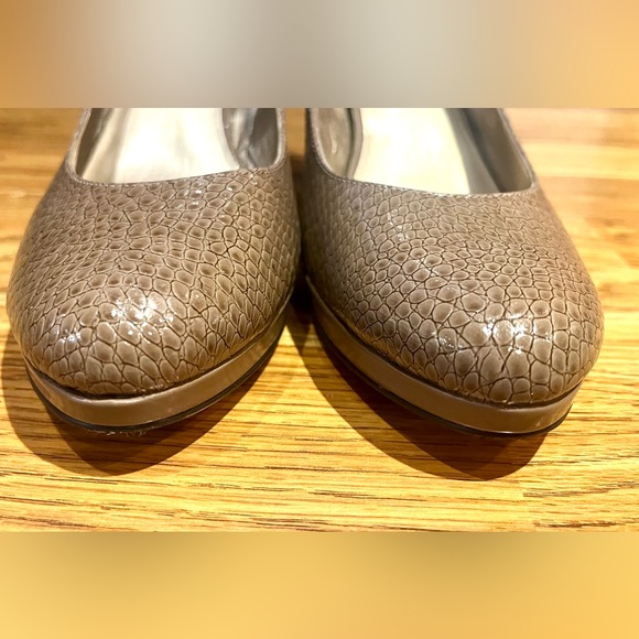 Anne Klein Taupe Faux Alligator Stiletto Heels Size 8M - Picture 10 of 13